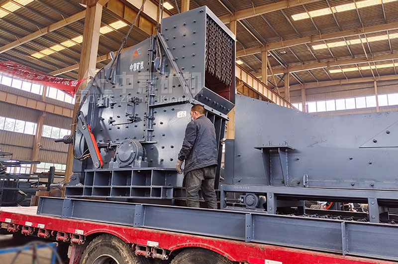 裝修垃圾處理全套設(shè)備正在裝車中